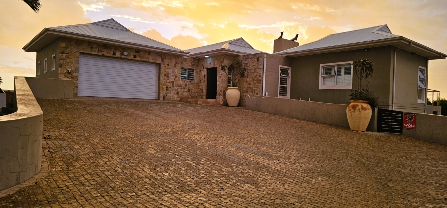 5 Bedroom Property for Sale in Middedorp Western Cape